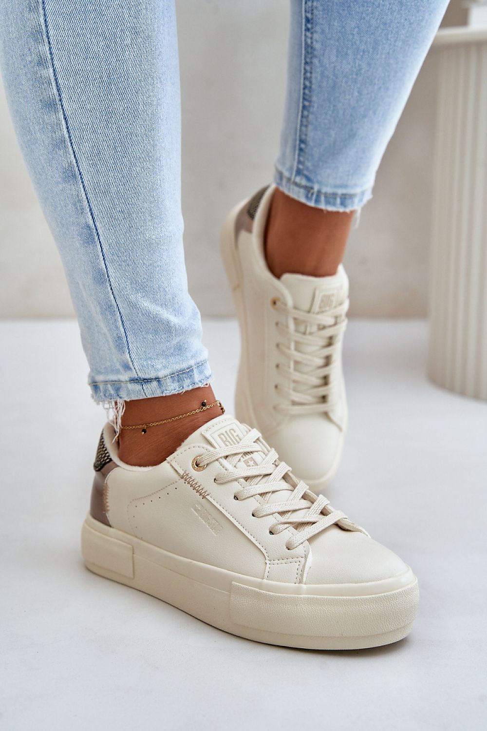 Sneakers Step in style